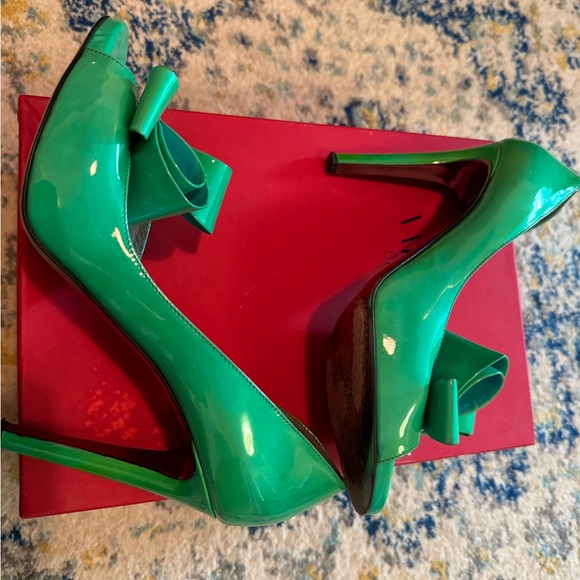 Beautiful Valentino D’Orsay patent leather bow heels in blue /green. Worn twice. - Picture 5 of 11
